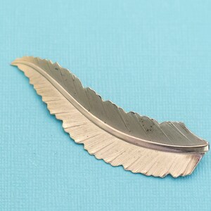 Vintage Light Gold Tone Minimalist Leaf Brooch E27