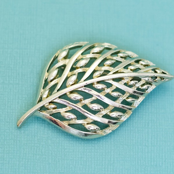 Vintage Art Nouveau Light Gold Tone Elven Leaf Unique Brooch - E39