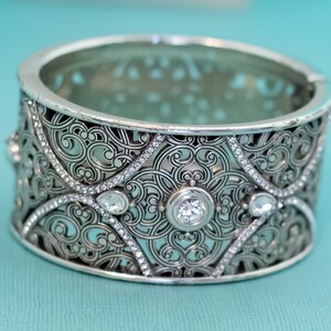 7 inch, Vintage Clear Rhinestones Mandala Floral Motif Silver Tone Hinge Bangle - EX9