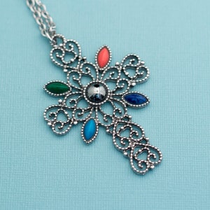 Vintage Silver Tone Cross Multicolor Gemstone Pendant Collana 24 Pollici di Avon E21