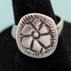 Vintage Floral Silver Tone Ring Size 6.5 E21