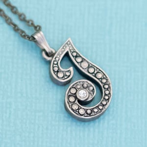 Colar vintage com pingente em tom de prata com inicial J de 18 polegadas da Avon - E35