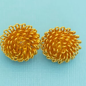 Vintage Gold Tone Dandelion Wire Stud Earrings - E33
