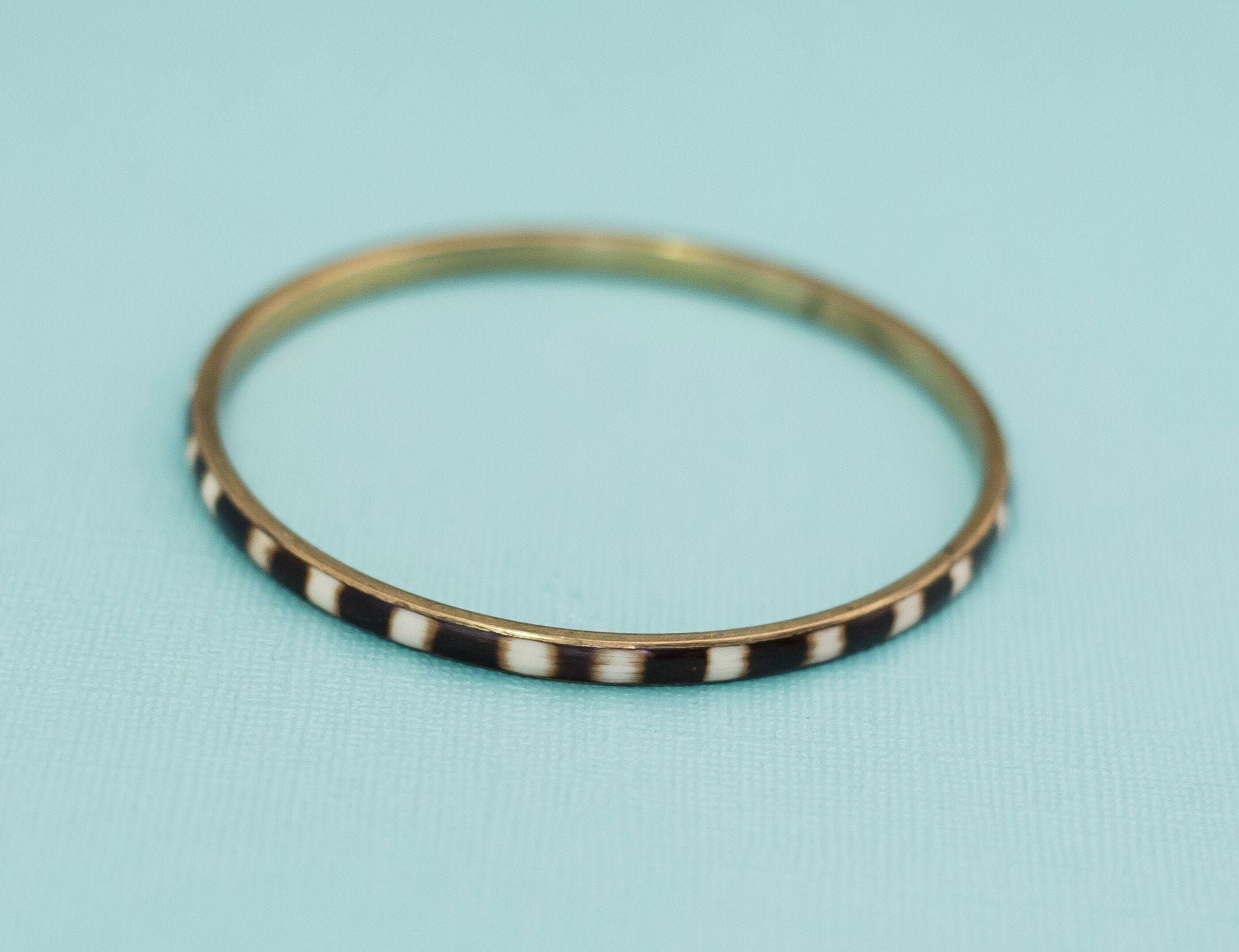 Vintage Gold Tone Bangle Bracelet 8 Inches E20