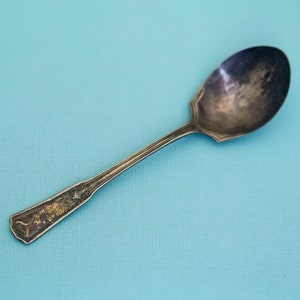 Cuchara intrincada en tono dorado vintage de Stratford Plate Special - E37