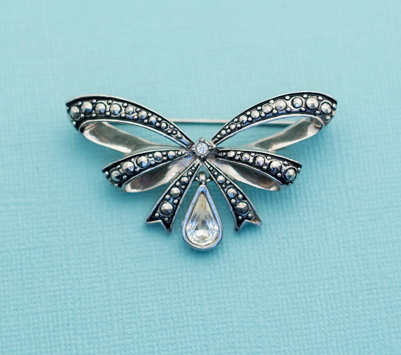 Vintage Silver Bow Brooch by Avon E10