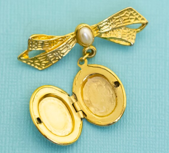 Vintage Gold Tone Ribbon Locket Oval Victorian Br… - image 2