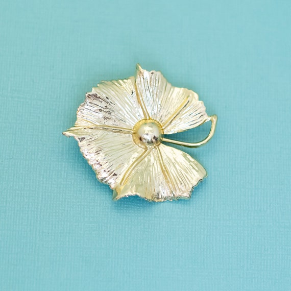 Vintage Light Gold Tone Abstract Water Lily Styli… - image 1