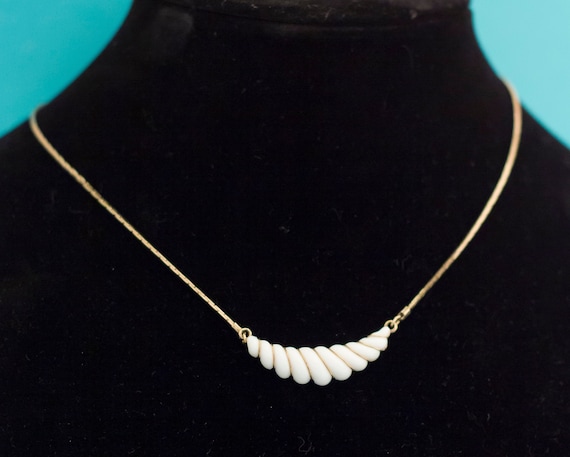 Vintage 18 Jade Pendant Necklace 3262