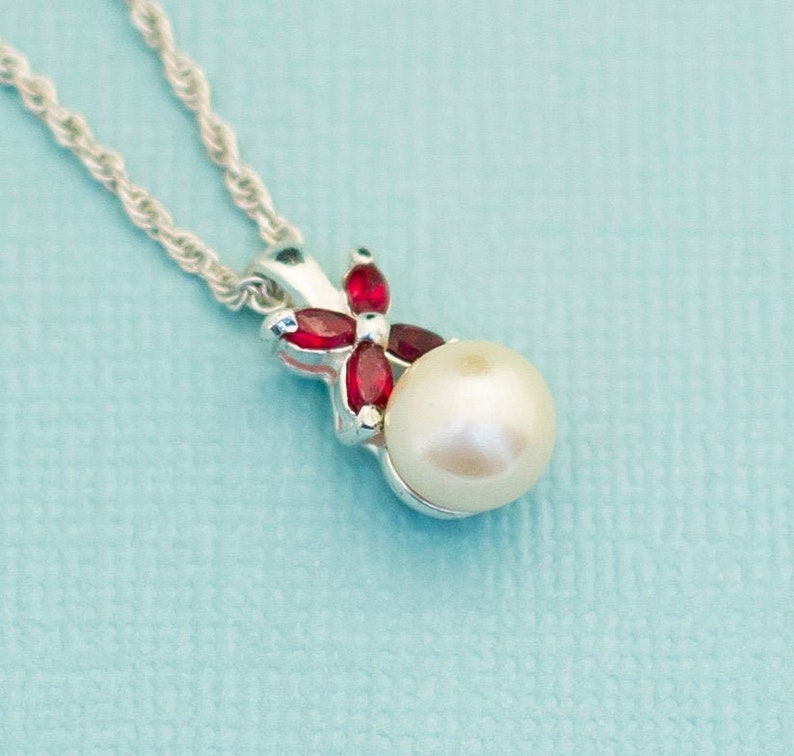 Vintage Pearl Pendant Choker Necklace 16 Inches by Avon E12
