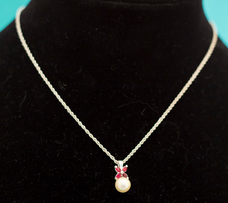 Vintage Pearl Pendant Choker Necklace 16 Inches by Avon E12