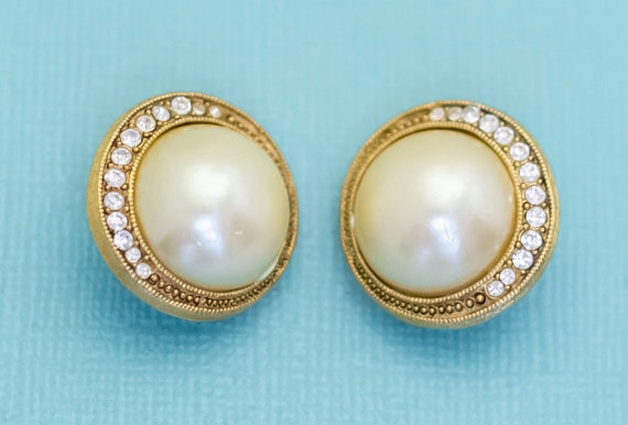 Vintage White Pearl Gold Tone Circular Round Clip… - image 2