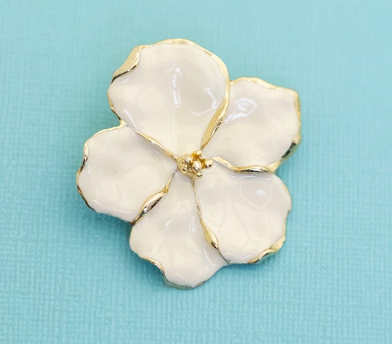 Vintage White Floral Gold Tone Brooch - E32 - image 1