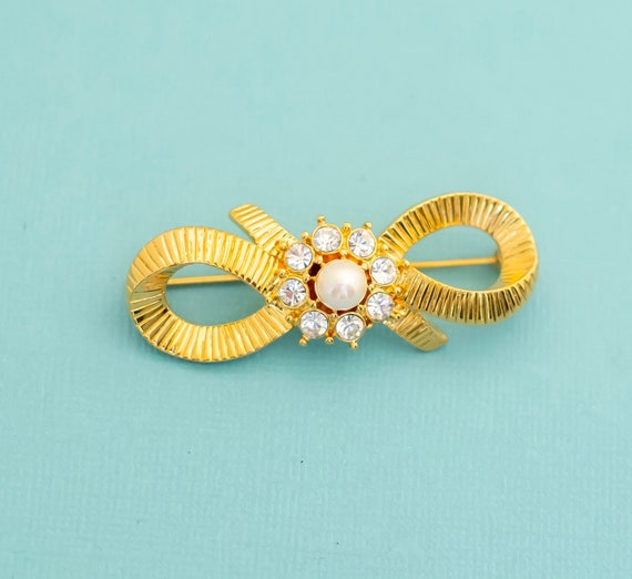 Vintage Ribbon White Pearl Flower Gold Tone Brooc… - image 1