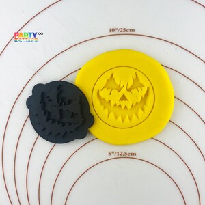 Scary Pumpkin Face Halloween Fondant Embosser Stamp for Cookies, Biscuits&Cakes | Scary Pumpkin Face cookie stamp | Halloween party Gif
