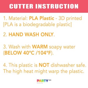 Op de afbeelding: Instructiekaart voor een cutter met gele tekst op een roze achtergrond. De kaart legt uit dat de cutter gemaakt is van PLA-plastic, dat biologisch afbreekbaar is, en alleen met warm zeepsop onder 40&deg;C/104&deg;F met de hand gewassen moet worden. De kaart geeft ook aan dat de cutter niet vaatwasmachinebestendig is, omdat de hoge hitte het plastic kan vervormen.
