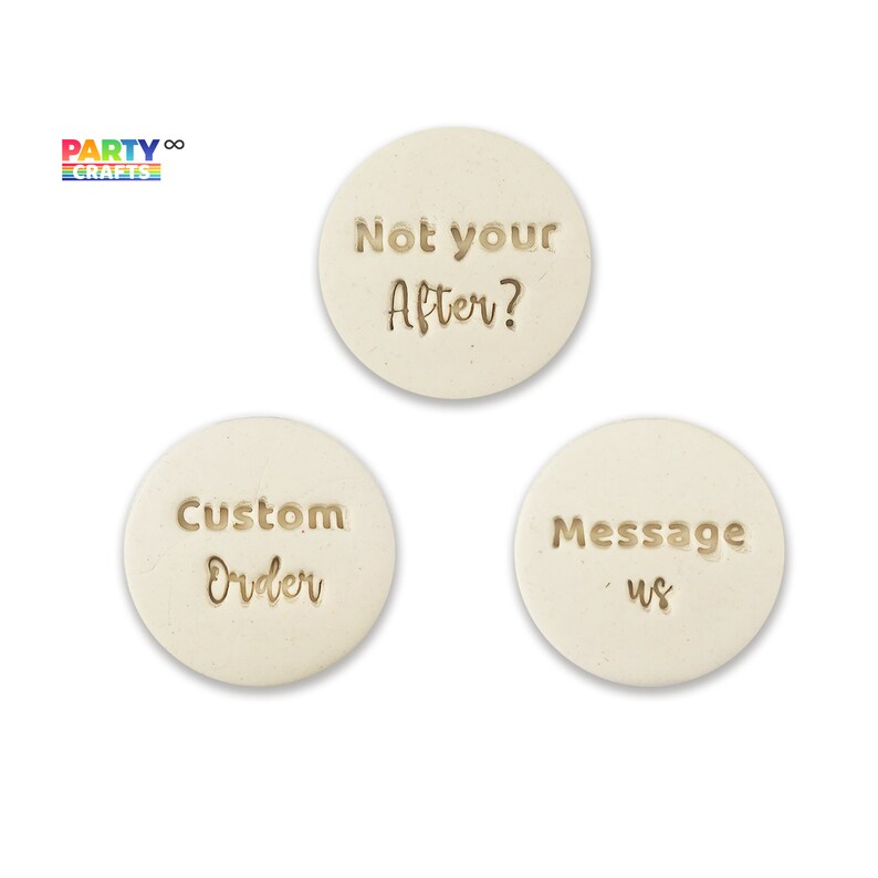 Op de afbeelding: Drie ronde, witte, keramische onderzetters met gouden letters. De onderzetters zeggen "Not your after?", "Custom Order" en "Message us".