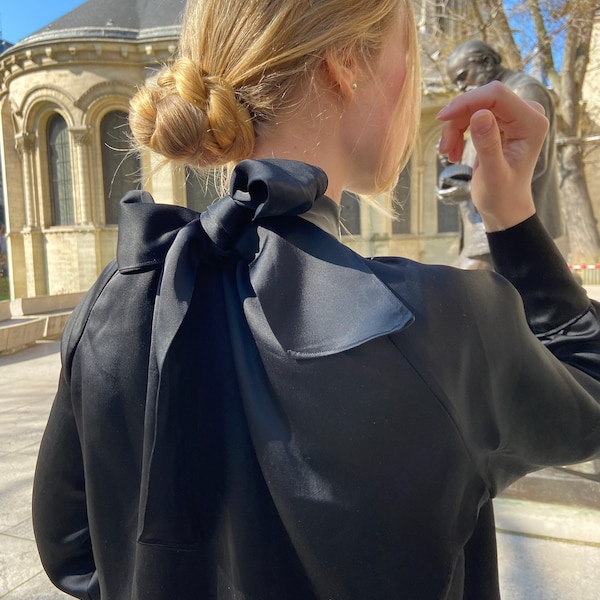 Blouse Chloé en satin noir / col foulard