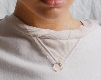Collar con colgante de cuerno de oro: Luna creciente bañada en oro de 14 quilates