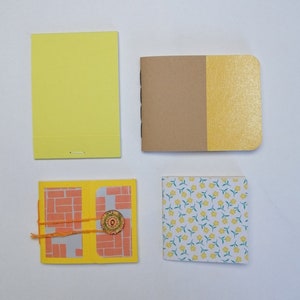Set di 4 mini taccuini in modelli e misure diverse l'uno dall'altro. Disponibili in giallo e rosa