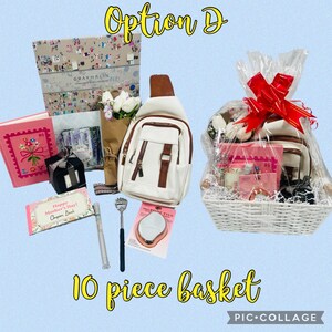 K&ouml;nnte beinhalten: Option D: Ein wei&szlig;er Geschenkkorb mit einer roten Schleife, gef&uuml;llt mit verschiedenen Artikeln, darunter eine wei&szlig;e und braune Umh&auml;ngetasche, ein Buch, eine kleine Schachtel, ein wei&szlig;er und brauner Kamm, ein kleiner Spiegel und ein Gutscheinheft. Der Korb ist mit "10 piece basket" beschriftet.