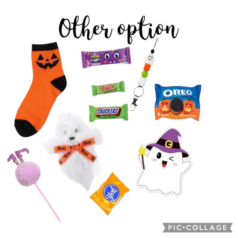 Puede incluir: Una colecci&oacute;n de art&iacute;culos con tem&aacute;tica de Halloween, que incluyen un calcet&iacute;n naranja con cara de calabaza, barras de caramelo, un fantasma de peluche con cintas "Boo", una pegatina de fantasma con sombrero de bruja y un paquete de galletas Oreo. El texto "Other option" est&aacute; en la parte superior.
