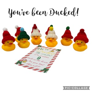 Könnte beinhalten: Sechs gelbe Quietscheentchen mit kleinen gestrickten Mützen in Rot, Weiß und Grün mit Bommeln. Eine rechteckige Karte enthält den Text: You've been Ducked! We've Ducked the Halls! I've hidden 9 ducks in the house. Can you find them all?