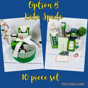 K&ouml;nnte beinhalten: Ein 10-teiliges Geschenkset in einer gr&uuml;n-wei&szlig; gestreiften Schachtel mit einem wei&szlig;en Band. Das Set enth&auml;lt eine gr&uuml;n-wei&szlig; gestreifte Schachtel, eine gr&uuml;n-wei&szlig; gestreifte Tasse, einen gr&uuml;n-wei&szlig; gestreiften Strohhalm, eine gr&uuml;n-wei&szlig; gestreifte Serviette, eine gr&uuml;n-wei&szlig; gestreifte Karte, eine gr&uuml;n-wei&szlig; gestreifte Halskette, ein gr&uuml;n-wei&szlig; gestreiftes Armband, einen gr&uuml;n-wei&szlig; gestreiften Ring, einen gr&uuml;n-wei&szlig; gestreiften Schl&uuml;sselanh&auml;nger und eine gr&uuml;n-wei&szlig; gestreifte Tasche. Das Set ist mit "Option B Kate Spade 10-teiliges Set" gekennzeichnet.