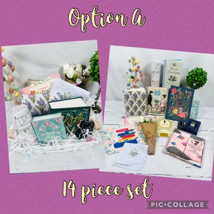 K&ouml;nnte beinhalten: Zwei Geschenkk&ouml;rbe mit einer Auswahl an Artikeln, darunter B&uuml;cher, Kerzen und Blumen. Die K&ouml;rbe sind mit "Option A" und "14-teiliges Set" beschriftet.