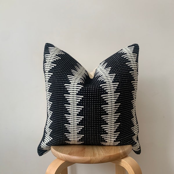 Housse de coussin en coton Black Throw, coussins noirs et blancs, housse d’oreiller noire, coussin géométrique, coussin Scandi, coussin fait main