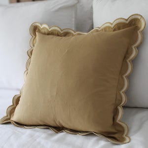 Cuscino con bordo smerlato e imbottitura in piuma 45 x 45 cm: cuscino beige con bordo ondulato