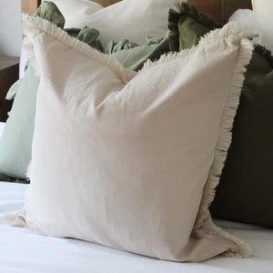 Beiges Fransenkissen mit Federeinsatz 45 x 45 cm: Neutralkissen