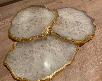 Onderzetters van witte agaat met gouden rand: kristallen onderzetters