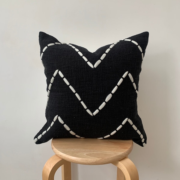 Housse de coussin en coton noire, coussins noirs et blancs, taie d'oreiller noire, coussin brodé noir, coussin blanc, coussin fait main