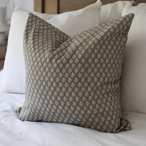 Grünes Baumwollkissen mit Blumendruck und Federeinsatz 45 x 45 cm: Landhauskissen