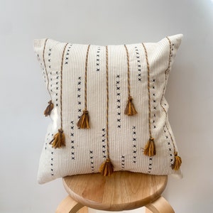 Beige bohokussen met inzetstuk van veren, 45 x 45 cm: geborduurd katoenen kussen met kwastjes