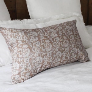 Bauernhaus Kissenhülle Blumendruck: Braunes Dekokissen aus Baumwolle (50 x 30 cm)