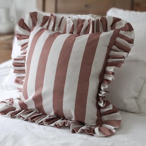 Blush Stripe Ruffle Baumwollkissen mit Federeinsatz: Rüschenkissen (45 x 45 cm)