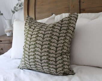 Cojín floral verde oscuro con inserto de plumas 50 x 50 cm: Almohada de algodón verde hecha a mano