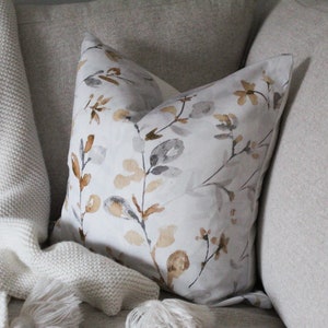 Cuscino floreale grigio chiaro con inserto in piuma d'anatra 45 x 45 cm, Federa per cuscino da tiro country moderno grigio, Cuscini costieri