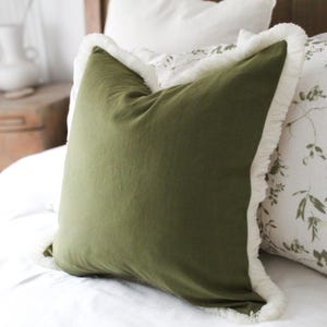 Katoenen kussen met franjes en veren 45 x 45 in groen/olijf