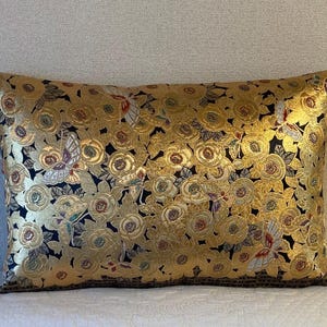 Magnifique coussin obi réversible en soie dorée, housse de coussin d'intérieur roses élégantes, accessoire de décoration d'intérieur, collection d'art