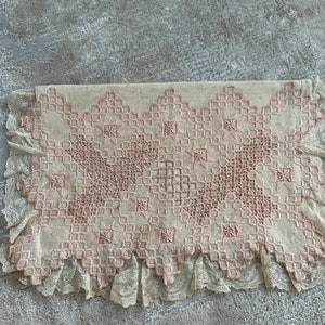 Custodia per boudoir o custodia per lingerie, anni '20-'30, in crema e tessuto da spiaggia, ricamata a mano con rifiniture in pizzo.