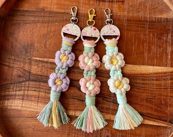 Daisy Keychain // Macrame Floral Keychain // Flower Keychain // Keychain //Gift Idea // Boho Keychain
