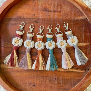 Daisy Keychain // Macrame Keychain // Flower Keychain // Macrame Daisy Keychain //Gift Idea // Accessories // Fall Keychain