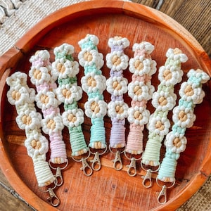 Daisy Wristlet ~ Spring Keychain Wristlet ~ Macrame Flower Wristlet ~ Macrame Keychain ~ Macrame Wristlet Keychain ~ Spring Accessories