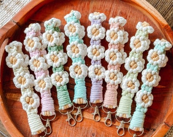 Daisy Wristlet ~ Spring Keychain Wristlet ~ Macrame Flower Wristlet ~ Macrame Keychain ~ Macrame Wristlet Keychain ~ Spring Accessories