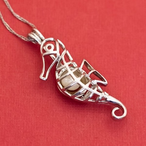 19 inch, Vintage Silver Tone Seahorse Unique Necklace - F32