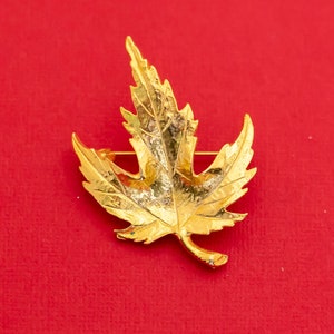 Vintage Golden Maple Leaf Brooch - F25