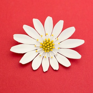 Vintage Naturalism White Daisy Brooch F19
